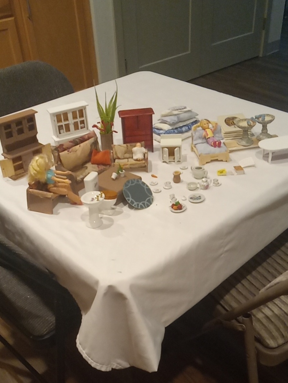 Miniature Dollhouse Furniture & Accessories Set - Mixed Neutrals